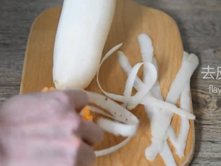 1、这样做的萝卜美味可口，凉菜少不了它！,萝卜洗净去皮