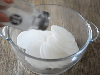 3、这样做的萝卜美味可口，凉菜少不了它！,撒入适量盐