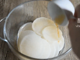 6、这样做的萝卜美味可口，凉菜少不了它！,倒入1勺醋、1勺生抽、1勺糖、适量话梅