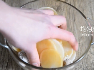 7、这样做的萝卜美味可口，凉菜少不了它！,搅拌均匀