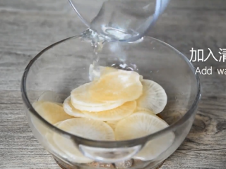 8、这样做的萝卜美味可口，凉菜少不了它！,再加入少许清水