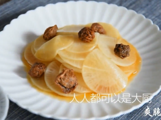 9、这样做的萝卜美味可口，凉菜少不了它！,再次搅拌均匀后盛出摆盘即可