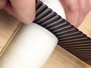 3、泡椒白萝卜,两边垫上筷子或签子