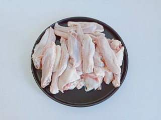 2、红烧鸭翅,鸭翅从关节处切开,清水浸泡出杂质。