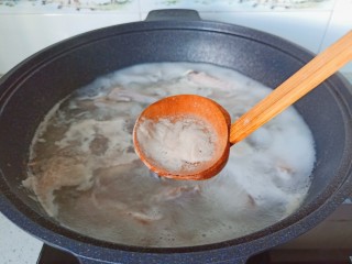 5、红烧鸭翅,开大火焯水五分钟，焯水期间把沫子撇出去，焯水过后的鸭翅清洗干净，控干水份备用。