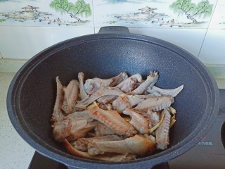 7、红烧鸭翅,翻炒到鸭翅两面微黄。