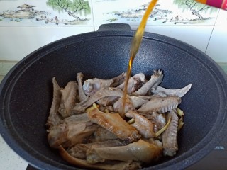 8、红烧鸭翅,加料酒三勺。