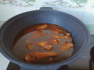 10、红烧鸭翅,放适量的热水入锅，喜欢辣的可以加点辣椒段，开大火煮开，中火炖30分钟左右。