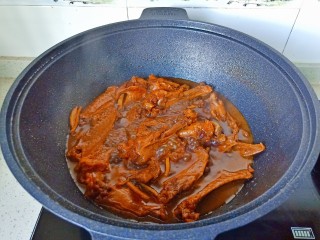 11、红烧鸭翅,炖到汤汁差不多时开大火收汁。