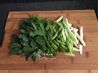 3、地方菜 回锅肉,蒜苗洗净斜切成段