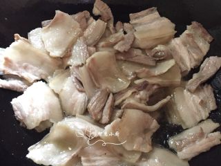 4、地方菜 回锅肉,锅里放油烧热，放肉片炒至出油呈“窝”状