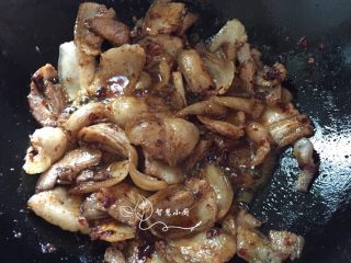 5、地方菜 回锅肉,放盐、郫县豆瓣、甜面酱翻炒至上色