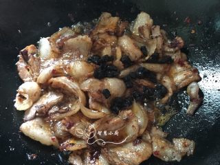 6、地方菜 回锅肉,再放豆豉、酱油、白糖翻炒