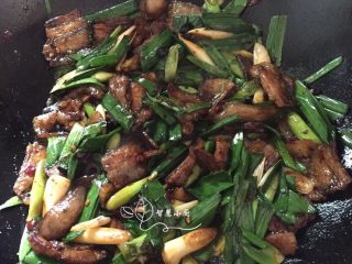 7、地方菜 回锅肉,放入蒜苗炒至断生，放入味精调味即可