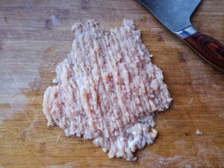 1、蒸拌鸡胸虾仁丸子——谁说要健身只能吃白水煮鸡胸肉？,鸡胸肉洗净去筋膜剁成肉泥。