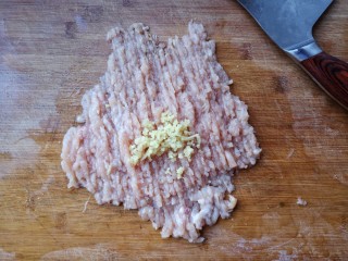 2、蒸拌鸡胸虾仁丸子——谁说要健身只能吃白水煮鸡胸肉？,加入姜末剁匀。