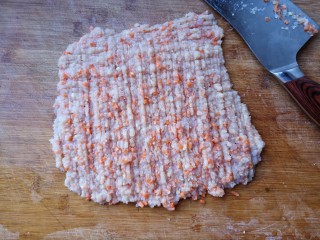 5、蒸拌鸡胸虾仁丸子——谁说要健身只能吃白水煮鸡胸肉？,剁均匀。