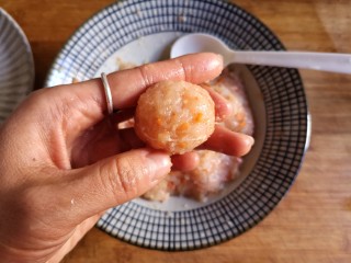 8、蒸拌鸡胸虾仁丸子——谁说要健身只能吃白水煮鸡胸肉？,取适量的利鸡胸肉虾仁泥搓成丸子。（手沾一下水再搓丸子方便，肉泥不沾手）