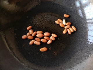 10、蒸拌鸡胸虾仁丸子——谁说要健身只能吃白水煮鸡胸肉？,冷锅冷油（少量油即可），放入花生米。