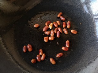 11、蒸拌鸡胸虾仁丸子——谁说要健身只能吃白水煮鸡胸肉？,小火翻炒至花生米焦黄。放凉备用。