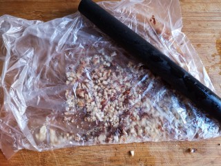 12、蒸拌鸡胸虾仁丸子——谁说要健身只能吃白水煮鸡胸肉？,将炒好晾凉的花生米放入保鲜袋中，用擀面杖敲碎。