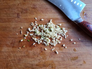 13、蒸拌鸡胸虾仁丸子——谁说要健身只能吃白水煮鸡胸肉？,大蒜去蒂切成蒜末。