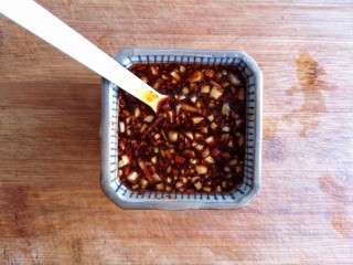 15、蒸拌鸡胸虾仁丸子——谁说要健身只能吃白水煮鸡胸肉？,用蚝油，味极鲜酱油，香醋，鸡精，白糖，油辣椒，蒜末……调一碗凉拌汁。（完全根据个人口味调就好）