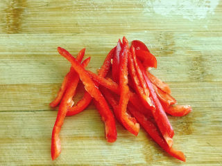 2、清蒸草鱼,红尖椒切丝