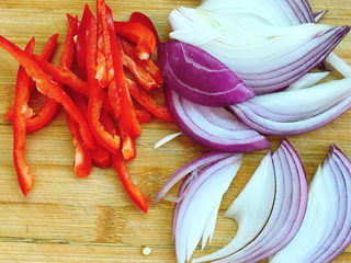 3、清蒸草鱼,紫洋葱切丝