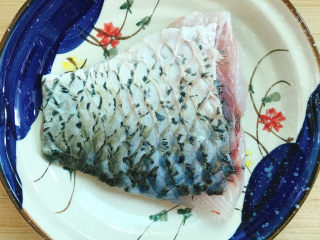 4、清蒸草鱼,我用的是鱼尾部分，抹少许盐和料酒放入盘中