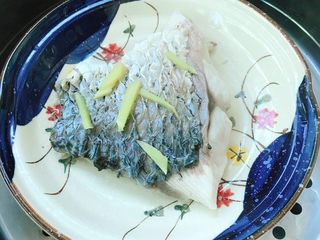 5、清蒸草鱼,蒸锅中烧水，水开后放入鱼大火蒸8分钟