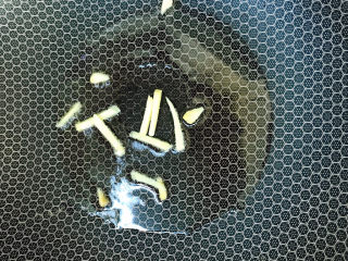 7、清蒸草鱼,下姜丝炒香