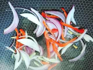 8、清蒸草鱼,下红尖椒丝和洋葱丝