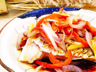 11、清蒸草鱼,倒入蒸鱼豉油