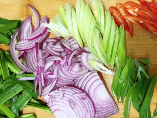 2、干炒牛河,切丝、切段备用