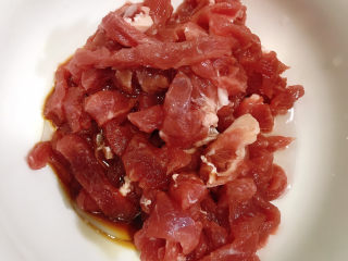 3、干炒牛河,牛肉切丝放入碗中