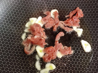 8、干炒牛河,倒入牛肉丝