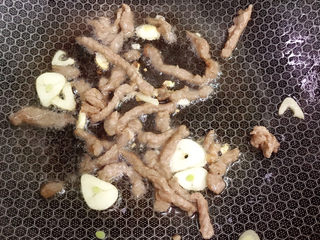 9、干炒牛河,炒熟