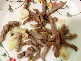 10、干炒牛河,装盘备用