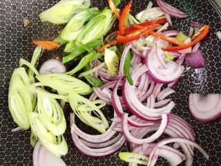 12、干炒牛河,放入大葱、洋葱、红辣椒