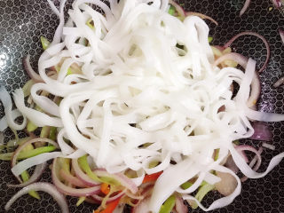 14、干炒牛河,放入河粉