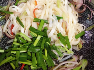 15、干炒牛河,翻拌均匀后放入韭菜