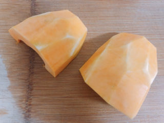 3、红烧南瓜,用菜刀把南瓜的皮削掉。