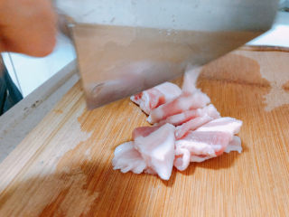 6、红烧南瓜,把五花肉切成片状。