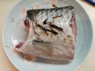 2、清蒸草鱼,草鱼去内脏去鱼鳞，洗干净，用厨房纸吸干水，放少许陈皮丝或姜丝。