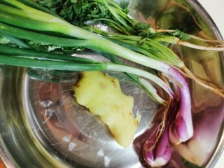 3、清蒸草鱼,准备姜、葱。