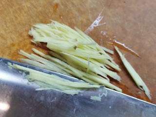 5、清蒸草鱼,蒸鱼的同时，把姜切丝。