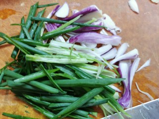 6、清蒸草鱼,葱切丝。