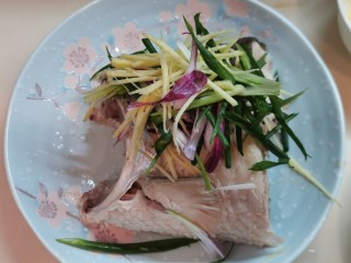 8、清蒸草鱼,洒上姜丝、葱丝。