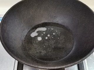 9、清蒸草鱼,烧热花生油。